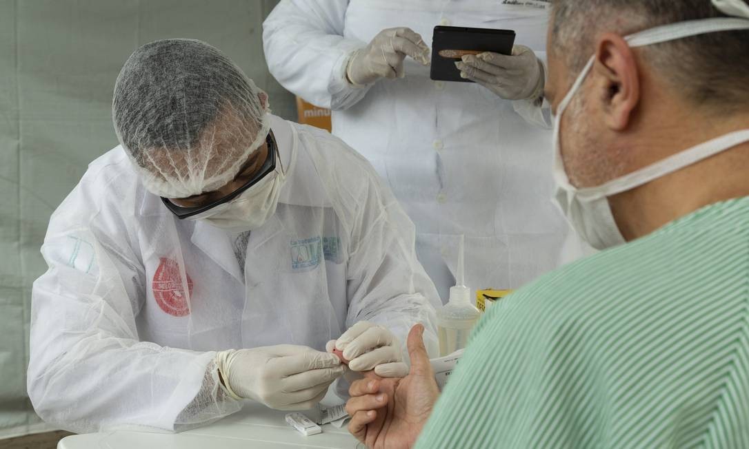 Profissional de saúde conduz teste rápido de paciente no hospital Ronaldo Gazolla, referência em casos de Covid-19 no Rio Foto: Leo Martins / Agência O Globo