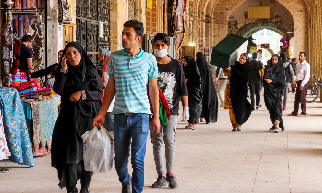 Iranianos passeiam por lojas na cidade de Kerman, no Irã Foto: ISNA / AFP