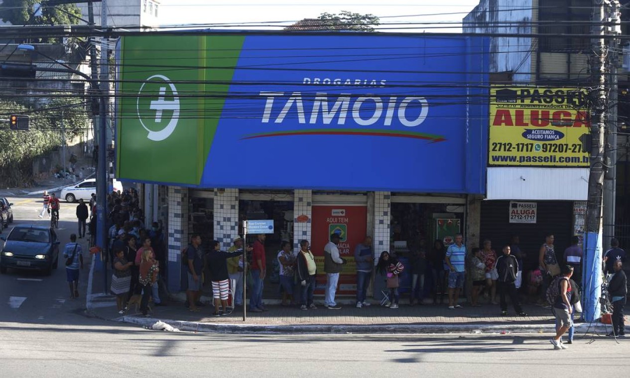 Em São Gaonçalo, Região Metropolitana do Rio, fila dobrava a esquina Foto: FABIANO ROCHA / Agência O Globo - 13/04/2020