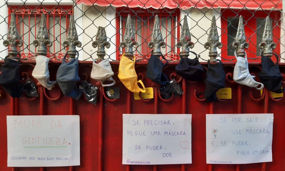 Dezenas de máscaras foram penduradas para doação em portão de creche, no Flamengo Foto: Divulgação