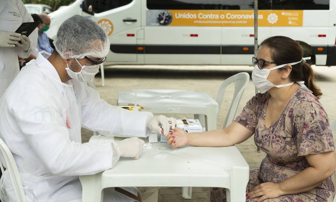 Profissional de saúde faz teste para Covid-19 no Hospital Municipal Ronaldo Gazolla, no Rio. Foto: Leo Martins / Agência O Globo