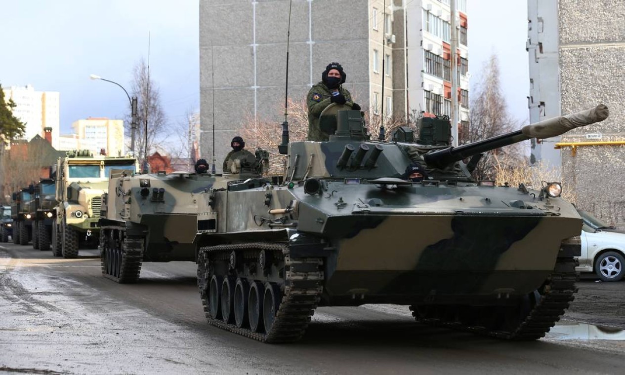 Veículos militares russos passam por prédios de apartamentos durante um ensaio para o desfile do Dia da Vitória, em meio ao surto de doença do coronavírus, em Ecaterimburgo, Rússia, nesta terça-feira Foto: ALEXEI KOLCHIN / REUTERS