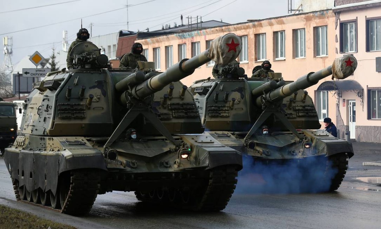 Tanques de guerra do exército russo saíram às ruas na manhã desta terça-feira Foto: ALEXEI KOLCHIN / REUTERS