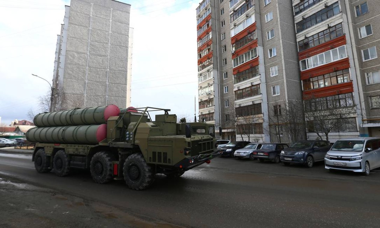 Um sistema russo de defesa aérea contra mísseis passa por prédios de apartamentos durante um ensaio para o desfile do Dia da Vitória Foto: ALEXEI KOLCHIN / REUTERS