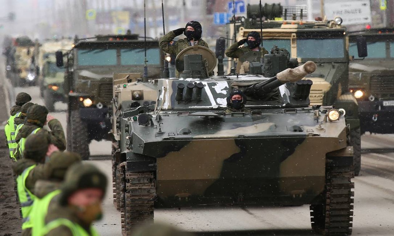 Veículos militares russos tomam ruas de Ecaterimburgo durante ensaio para o desfile do Dia da Vitória Foto: ALEXEI KOLCHIN / REUTERS