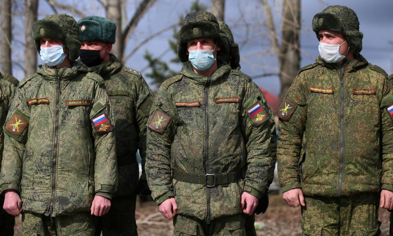 Militares russos se alinham durante um ensaio para o desfile do Dia da Vitória Foto: ALEXEI KOLCHIN / REUTERS