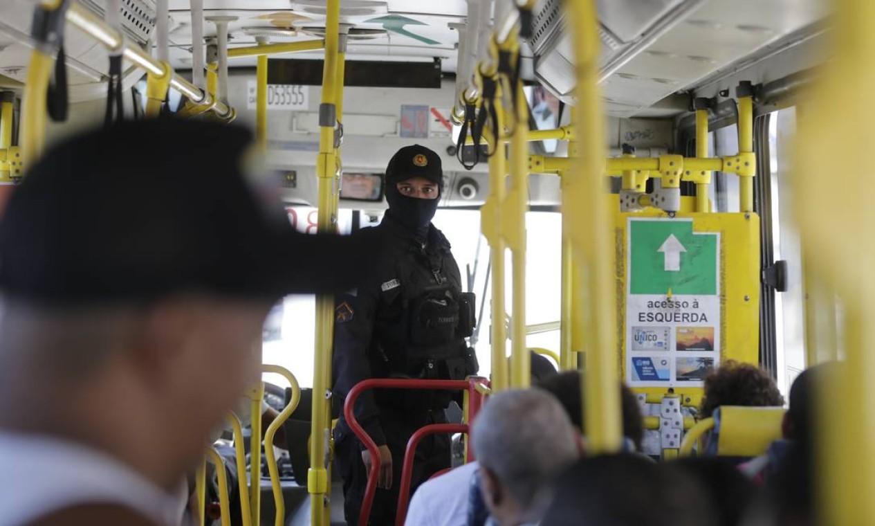 Polícia fiscalizou determinação de viagens de ônibus somente com passageiros sentados Foto: Marcia Foletto / Marcia Foletto
