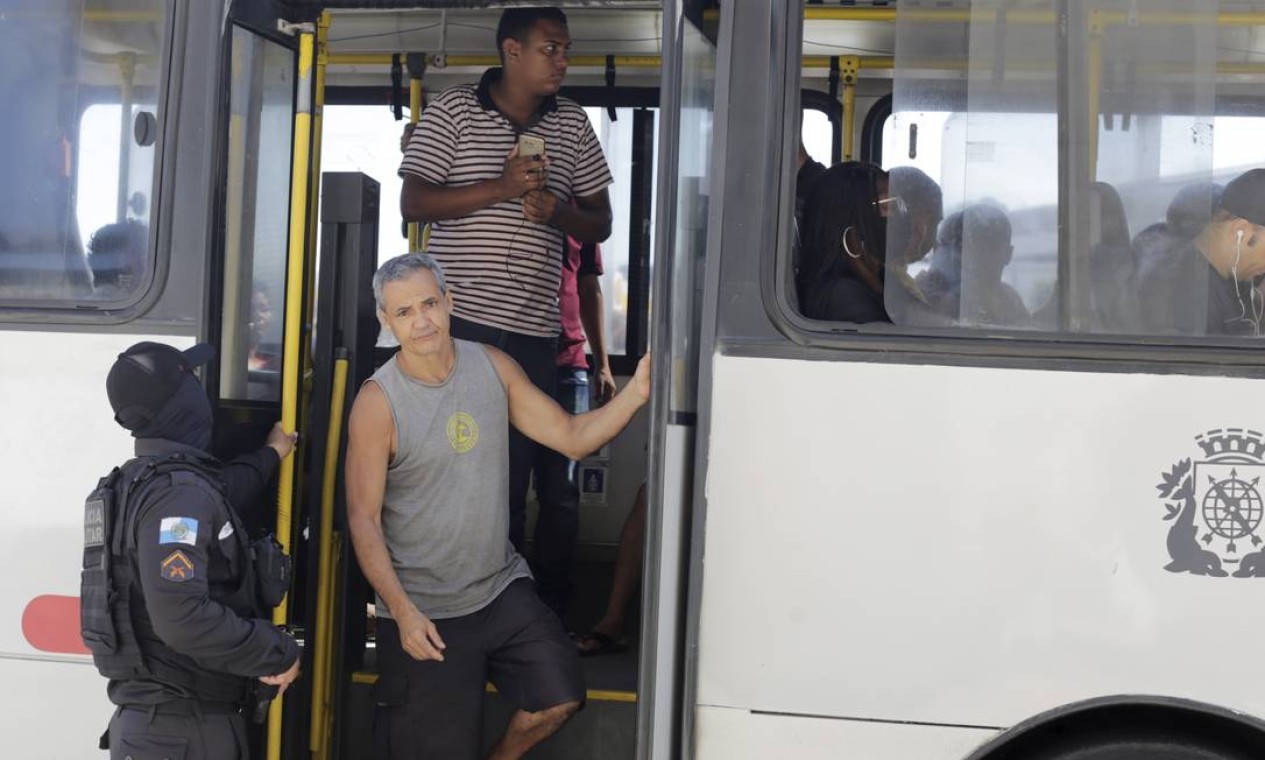 Passageiros que viajavam de pé foram obrigados a desembarcar dos ônibus Foto: Marcia Foletto / Agência O Globo