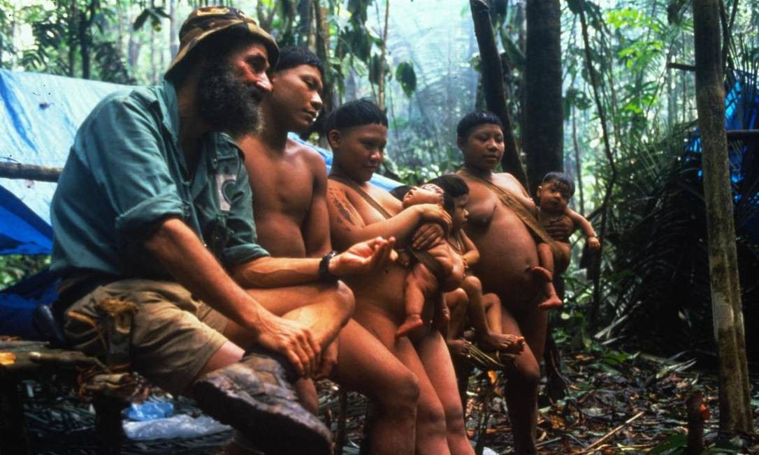 O indigenista Syndey Possuelo durante expedição com os índios Korubo em 1996 Foto: Arquivo Pessoal