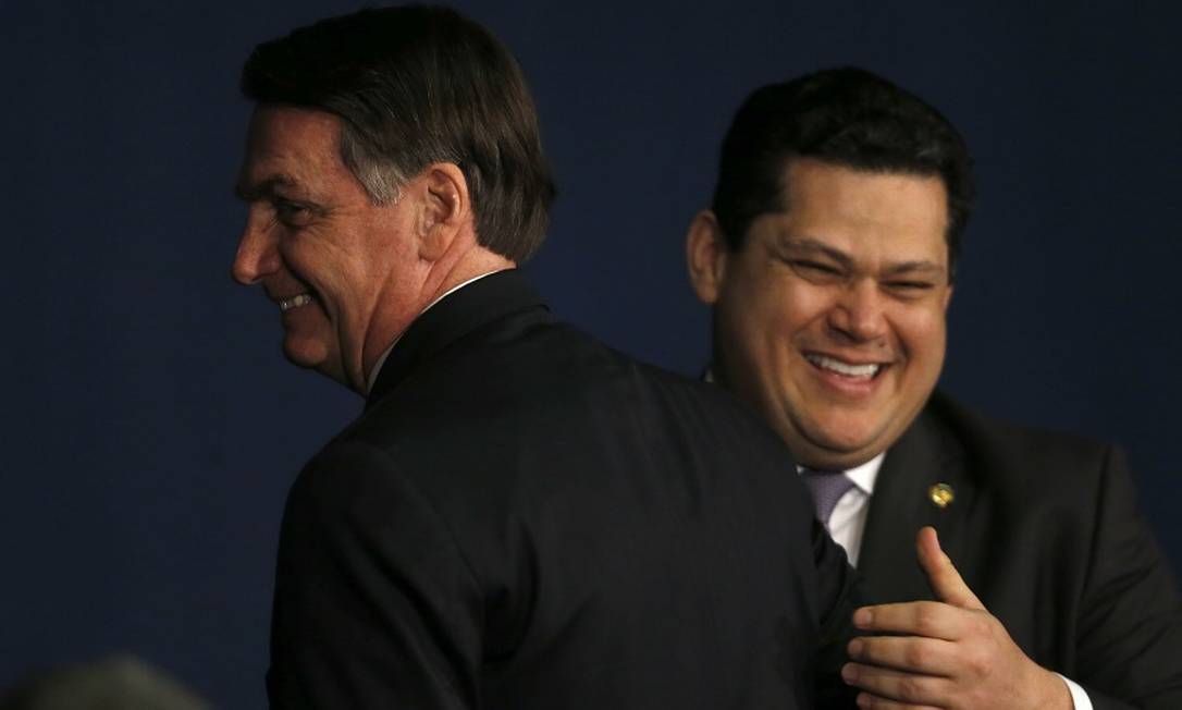 Bolsonaro e Davi Alcolumbre: debate sobre ajuda a estados. Foto: Jorge William / Agência O Globo
