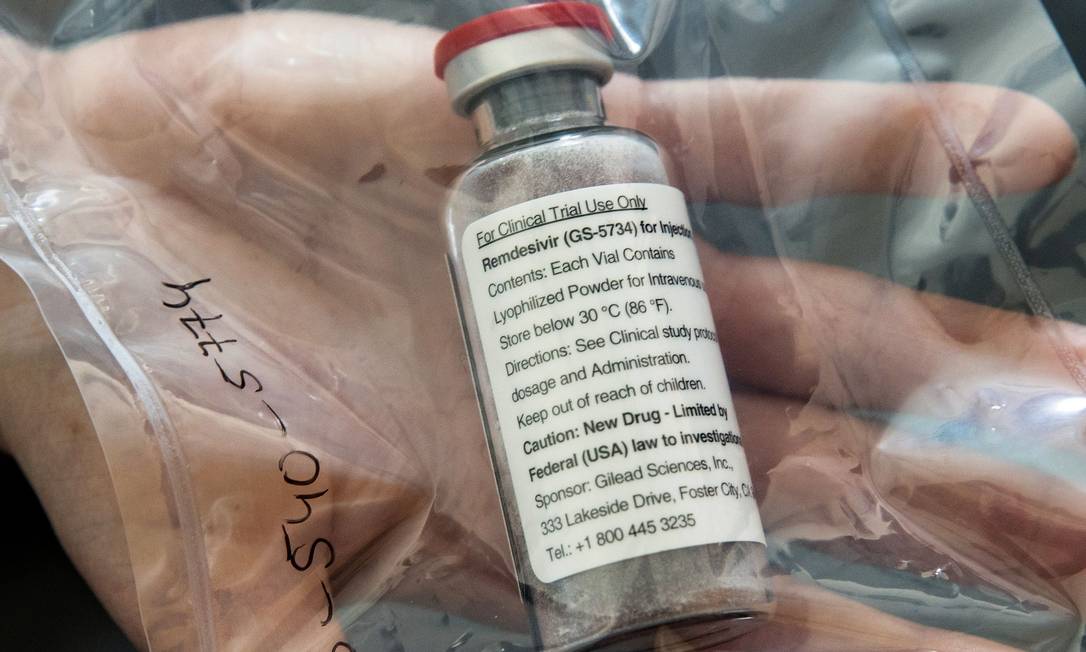 Ampola da droga remdesivir, usada no tratamento do ebola e testada contra o coronavírus Foto: Ulrich Perrey / REUTERS