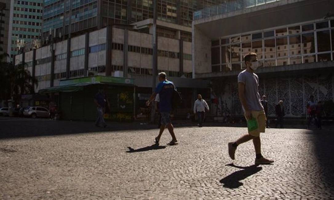 Jovem anda de máscara no Centro do Rio de Janeiro: hábito pode ser incorporado ao cotidiano Foto: Gabriel Monteiro