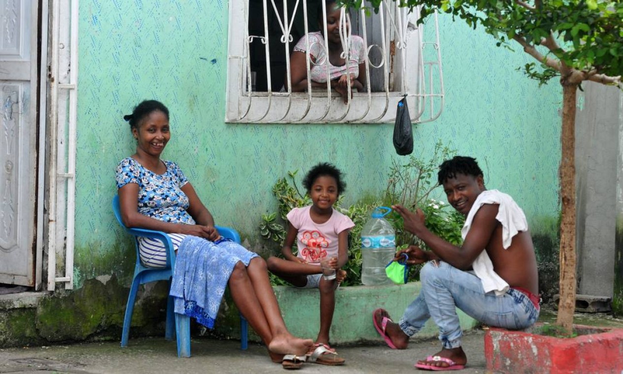 Sem nenhum caso detectado, a fome é o maior medo dos moradores do assentamento da Isla Trinitaria, onde vivem cerca de 8 mil famílias Foto: JOSE SANCHEZ LINDAO / AFP