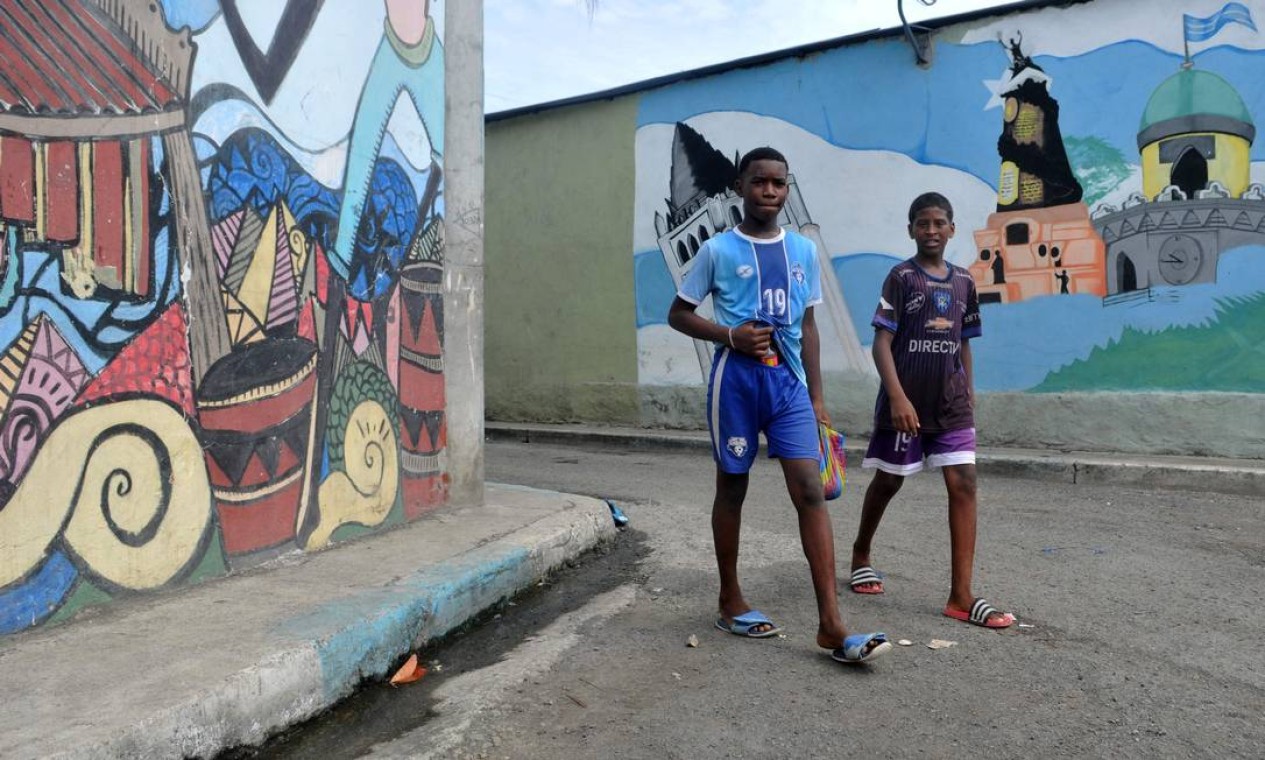 Crianças andam por uma rua do bairro da Nigéria, na seção Isla Trinitaria, no sul de Guayaquil, Equador Foto: JOSE SANCHEZ LINDAO / AFP
