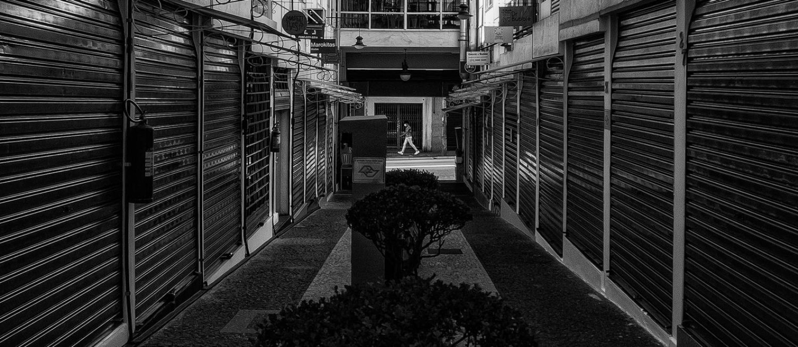 Lojas fechadas em uma pequena galeria da Rua Augusta Foto: Edilson Dantas / Agência O Globo