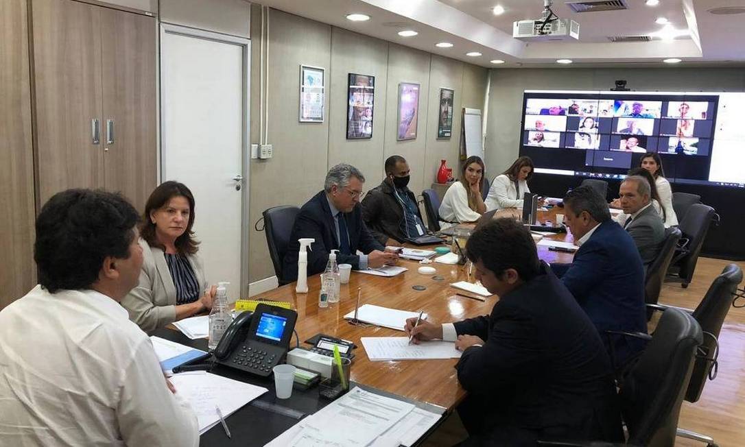 O ministro da Saúde, Luiz Henrique Mandetta, em reunião com sua equipe Foto: Divulgação