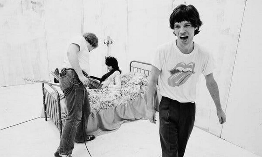 Mick Jagger vestindo camiseta com a logo dos Stones, em 1978 Foto: Michael Putland / GettyImages