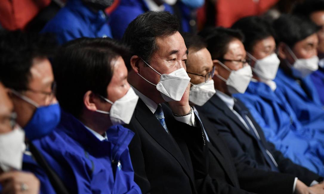 Ex-premier da Coreia do Sul Lee Nak-yon acompanha resultado das eleições ao lado de integrantes do Partido Democrata Foto: JUNG YEON-JE / AFP