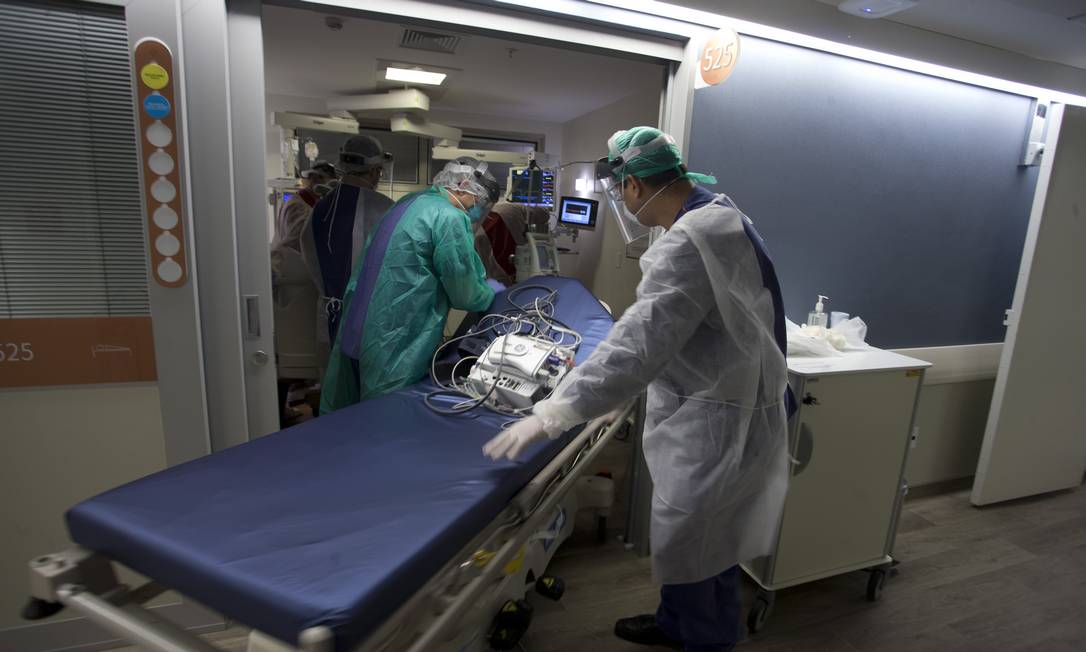 Profissionais de saúde preparam transferência de paciente da Covid-19 para unidade de terapia intensiva em hospital particular de Copacabana, na Zona Sul do Rio Foto: Márcia Foletto / Agência O Globo