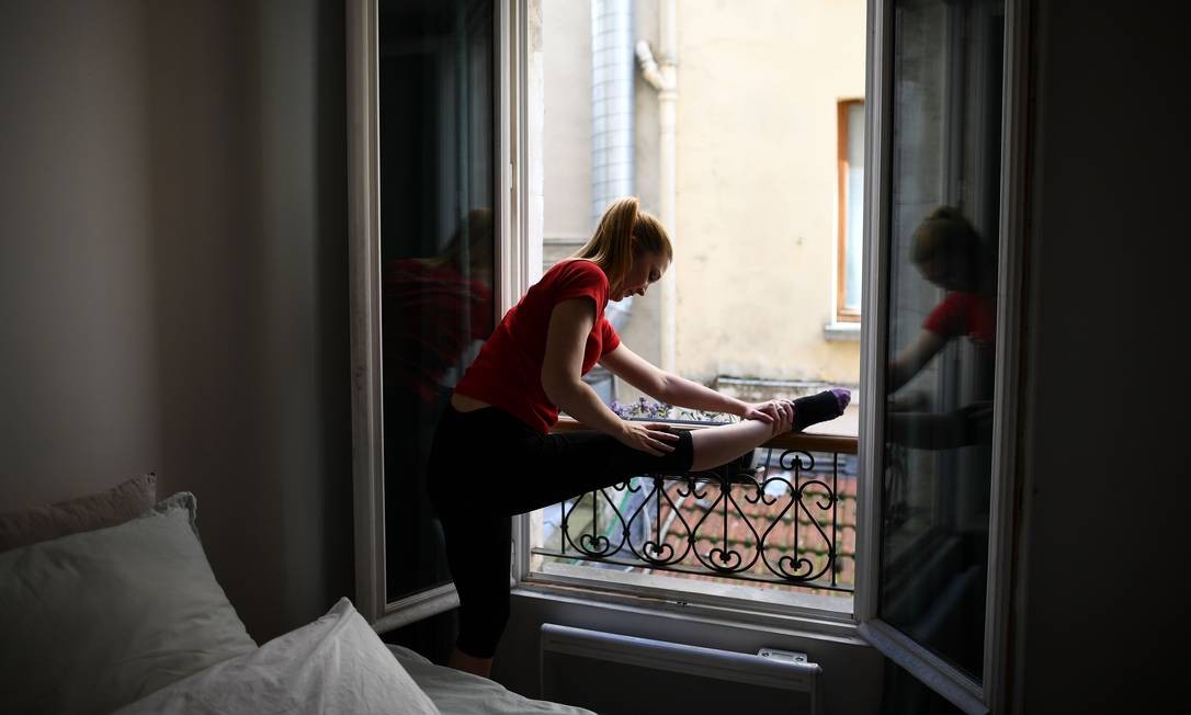 Os 450 funcionários do Moulin Rouge, incluindo 90 bailarinas, estão em regime de seguro-desemprego temporário desde o início do confinamento causado pela pandemia do novo coronavírus, em meados de março Foto: FRANCK FIFE / AFP