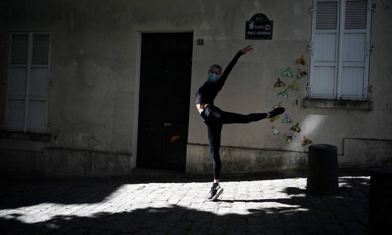 Isabelle treina coreografia no lado de sua casa durante confinamento social em Paris Foto: FRANCK FIFE / AFP