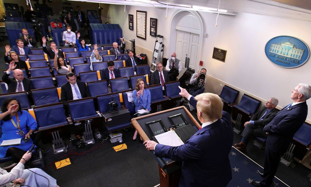 Donald Trump aponta para jornalista durante um dos briefings diários sobre a Covid-19 na Casa Branca, no dia 6 de abril Foto: KEVIN LAMARQUE / REUTERS