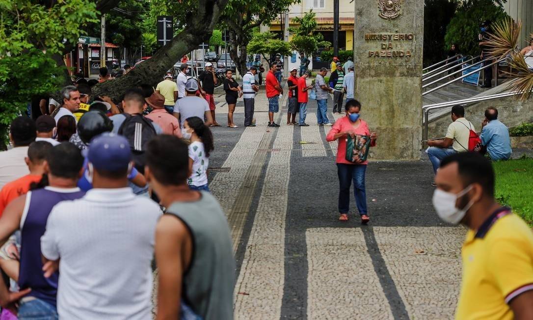 Fila em Fortaleza para regularizar o CPF e, assim, conseguir sacar o auxílio emergencial Foto: Mateus Dantas/Zimel Press/Agência O Globo