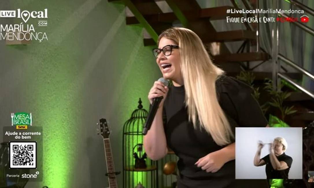 Marília Mendonça canta em live no YouTube Foto: Reprodução