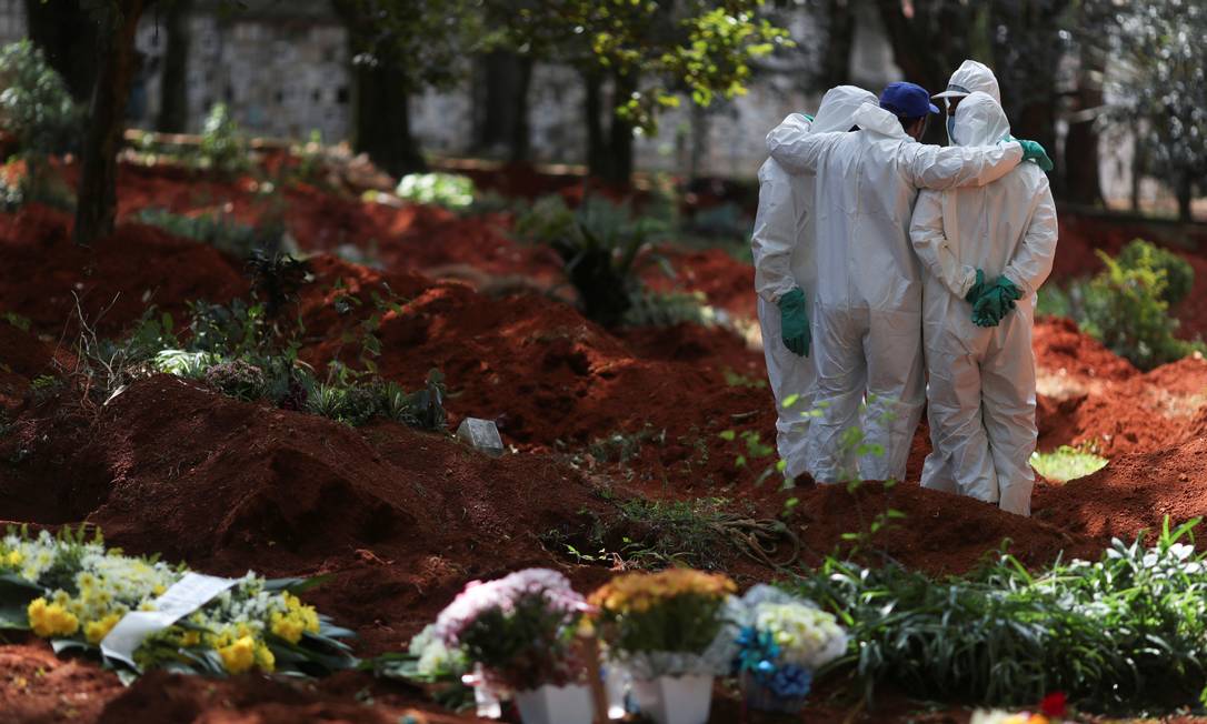 Coveiros usam roupas de proteção em cemitério de São Paulo Foto: Amanda Perobelli/Reuters / Amanda Perobelli/Reuters