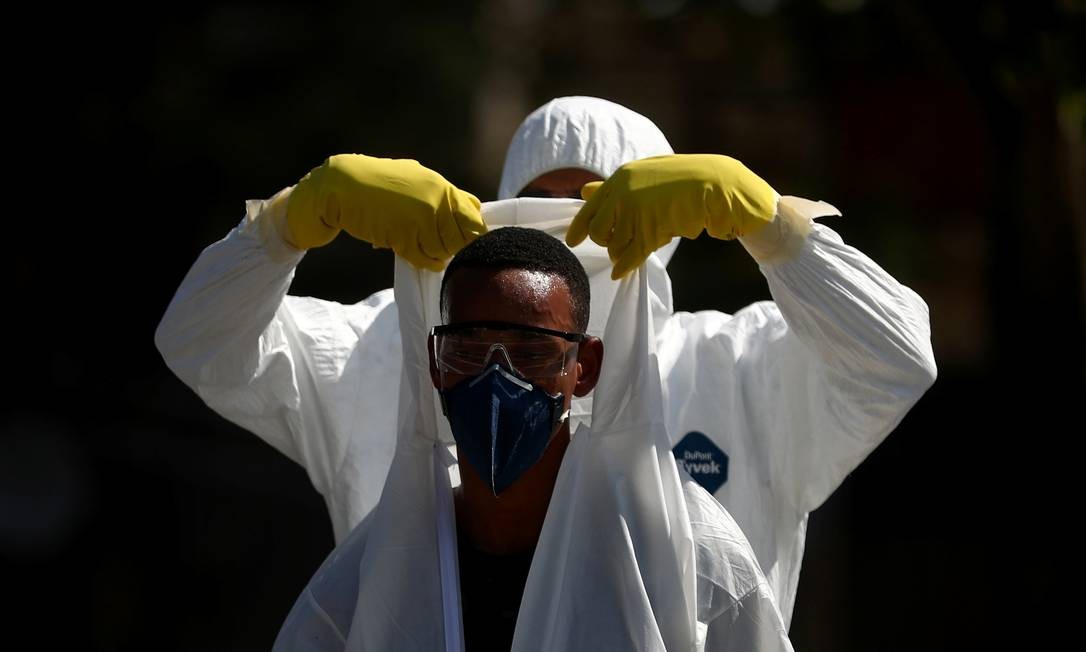 Militares do Batalhão de Defesa Química, Biológica, Radiológica e Nuclear se protegem contra o novo coronavírus, no Rio de Janeiro Foto: Pilar Olivares / Reuters