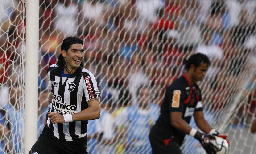 Loco Abreu comemora seu gol durante partida contra o Flamengo Foto: Fernando Soutello / Fernando Soutello/AGIF