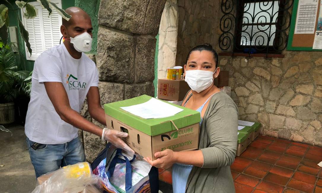 Moradora do Morro da Babilônia recebe cesta do projeto Orgânico Solidário Foto: Divulgação