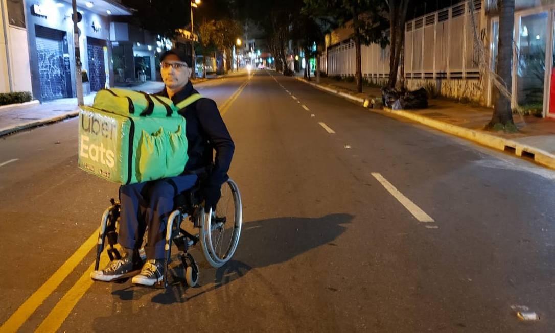 Cadeirante em SP enfrenta pandemia percorrendo até seis quilômetros para fazer entregas