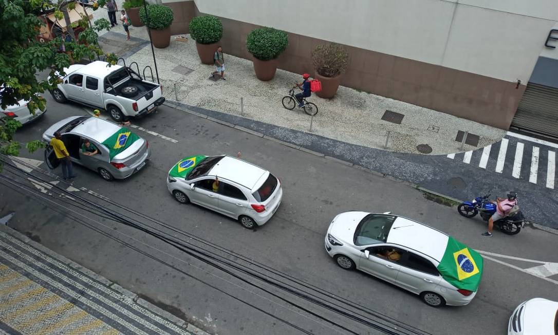 Carreata de apoiadores do presidente Jair Bolsonaro percorreu as ruas de Botafogo com cerca de 20 carros Foto: Igor Siqueira/Agência O Globo