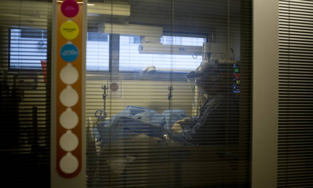 Médicos visitam pacientes com frequência. Os mais graves ficam internados, em média, por 14 dias Foto: Márcia Foletto / Agência O Globo
