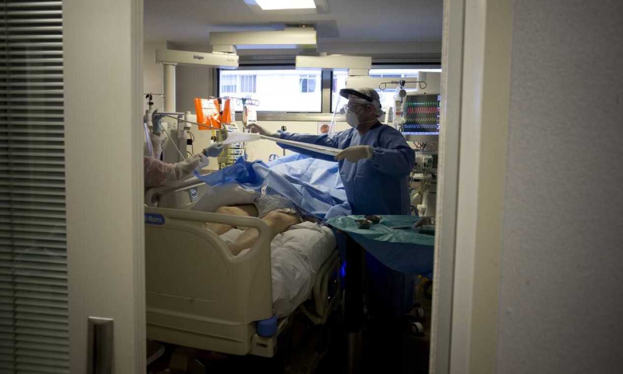 Médico realiza procedimento em paciente internado Foto: Márcia Foletto / Agência O Globo
