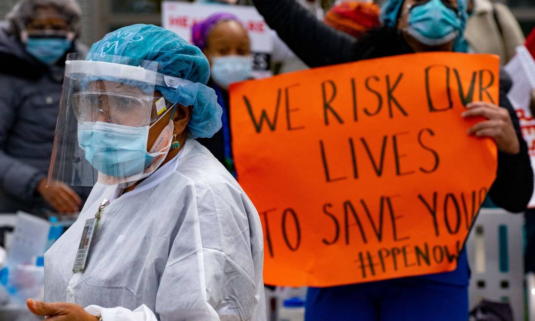 Profissionais de saúde fazem protesto em Nova York, cidade mais atingida pelo coronavírus nos EUA Foto: David Dee Delgado / AFP