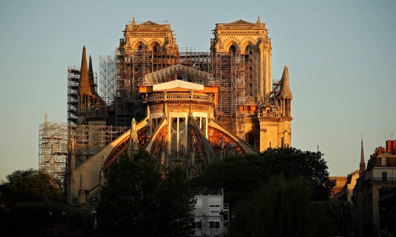 A Catedral de Notre Dame de Paris ao nascer do sol na véspera do primeiro aniversário do violento incêndio que destruiu grande parte do monumento Foto: THOMAS COEX / AFP - 14/04/2020