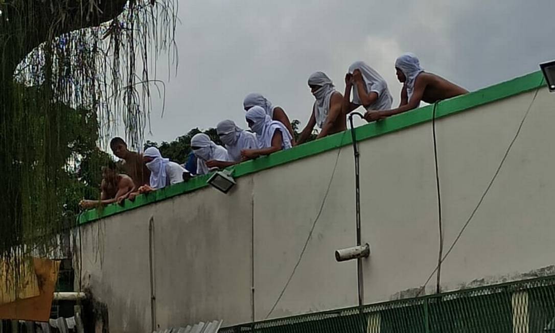 Cerca de 100 adolescentes ocuparam teto do prédio Foto: Divulgação
