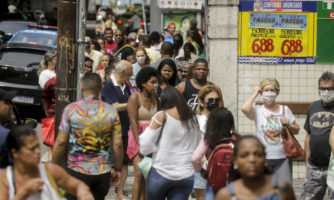 Aglomeração em calçada de Copacabana, na Zona Sul do Rio, contraria medidas de isolamento social contra a pandemia de Covid-19 Foto: Gabriel de Paiva / Agência O Globo