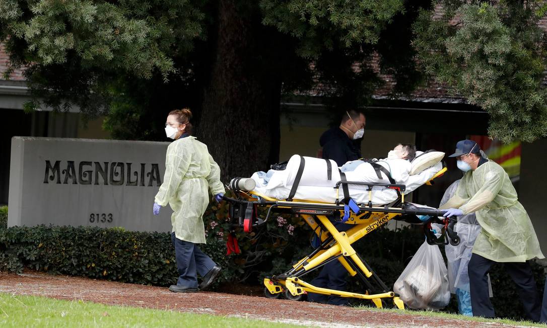 Paciente saindo do Centro de Reabilitação e Enfermagem Magnolia, em Riverside, Califórnia, na semana passada Foto: Chris Carlson / Associated Press