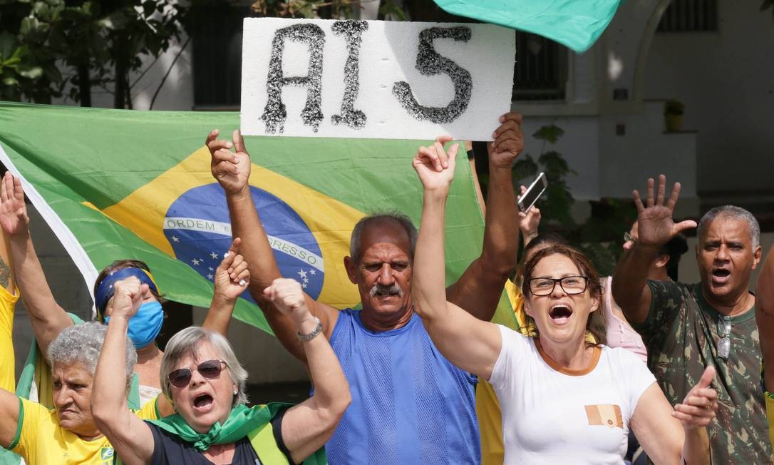 Grupo de manifestantes realizam ato pedindo intervenção militar e a volta do AI-5, em frente à Vila Militar, em Deodoro Foto: Cléber Júnior / Agência O Globo