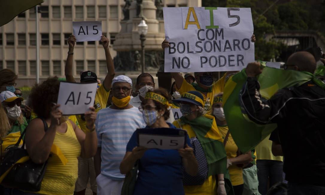 Cartaz com a mensagem AI-5 com Bolsonaro no poder é erguido por manifestante Foto: Gabriel Monteiro / Agência O Globo