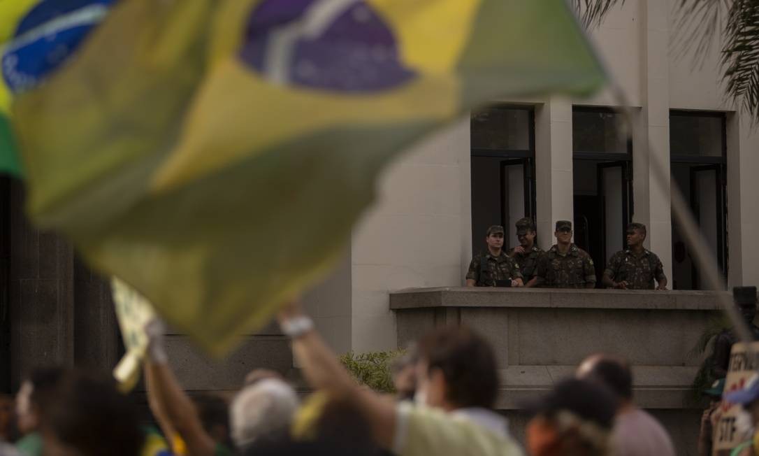 Em ato pró-Bolsonaro na Urca, manifestantes pedem intervenção militar Foto: Gabriel Monteiro / Agência O Globo