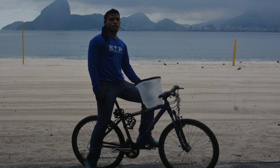 Entregador Caio Paysan busca água do mar na Praia de Icaraí Foto: Divulgação