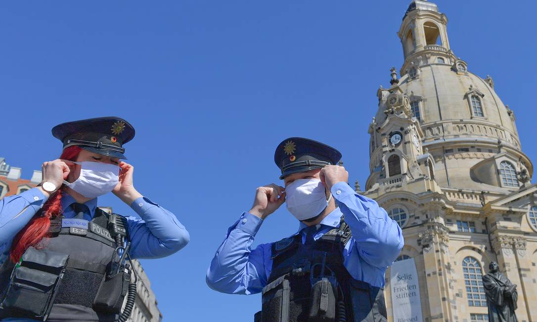 Policiais de máscara em Dresden, na Alemanha, no primeiro dia de reabertura gradual do país Foto: MATTHIAS RIETSCHEL / REUTERS