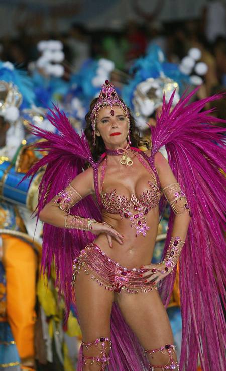 Carnaval 2005: Luma à frente dos ritmistas da Caprichosos de Pilares Foto: Márcia Foletto/ O Globo