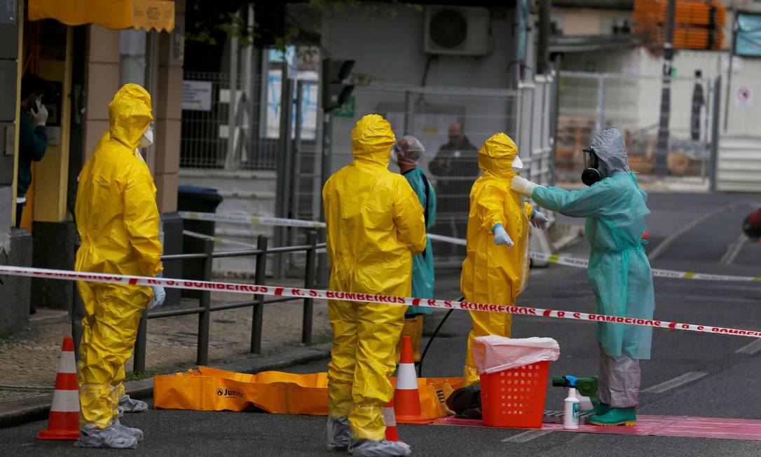 Médicos evacuaram infectados pelo novo coronavírus de um albergue em Lisboa Foto: Rafael Marchante / Reuters
