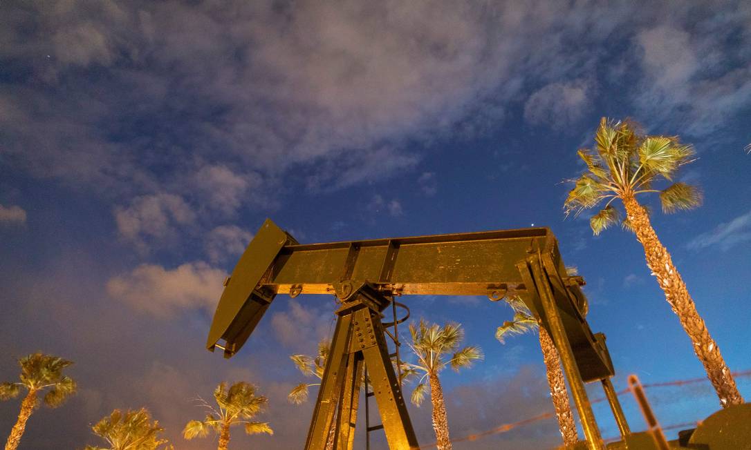 Poço de petróleo em exploração na Califórnia Foto: DAVID MCNEW / AFP