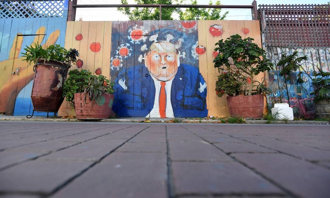 Em São Francisco, um grafite critica o presidente americano Donald Trump por sua atuação na pandemia Foto: Josh Edelson / AFP